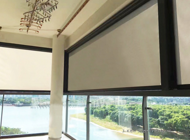 開放陽臺電動防風(fēng)防雨卷簾案例