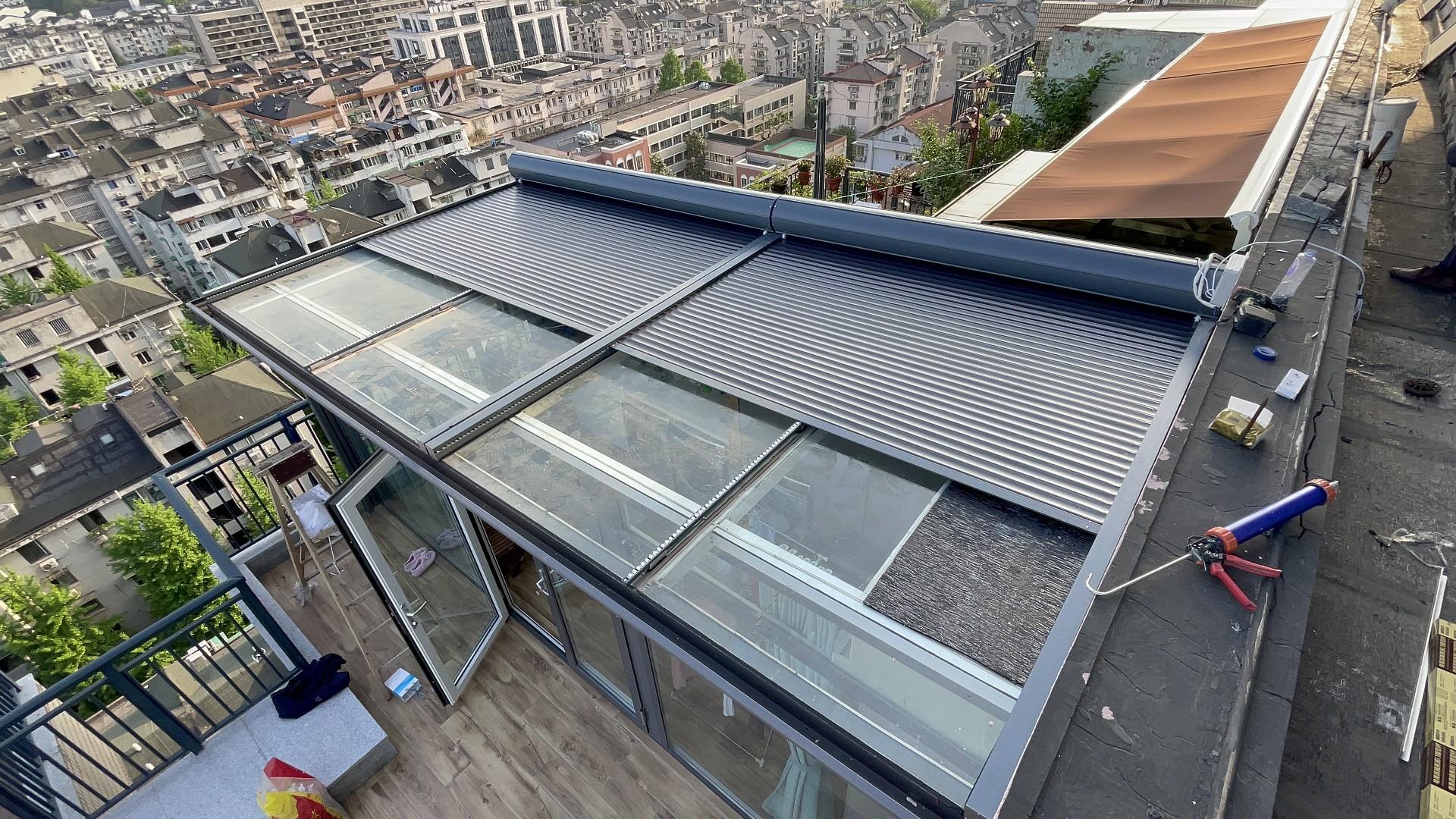 杭州某小區(qū)露臺陽光房電動鋁合金天幕案例2 杭州某小區(qū)露臺陽光房電動鋁合金天幕案例2