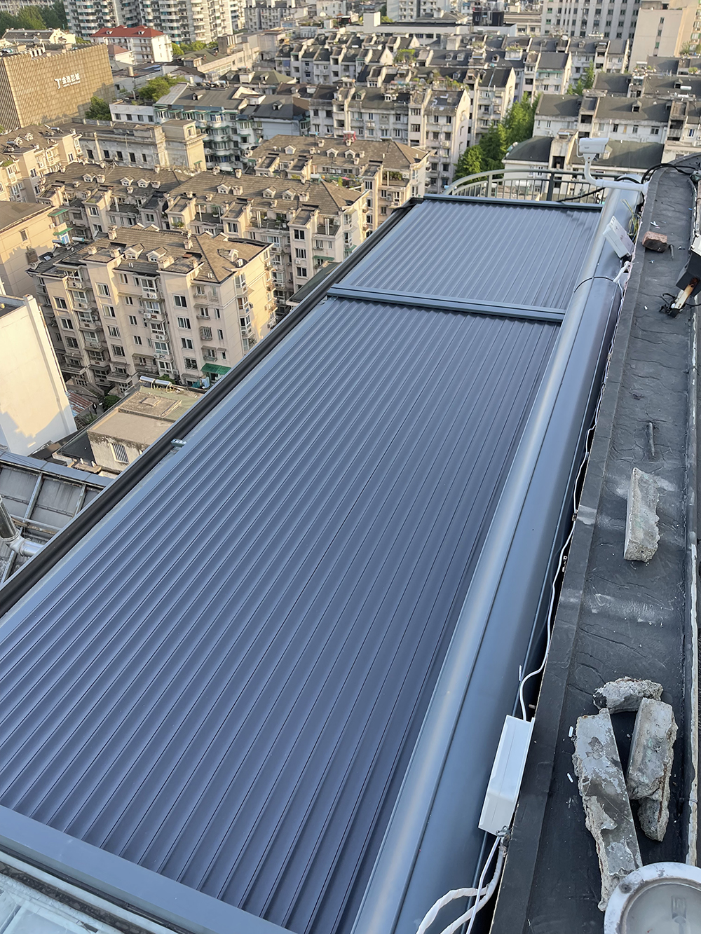 杭州某小區(qū)露臺陽光房電動鋁合金天幕案例4 杭州某小區(qū)露臺陽光房電動鋁合金天幕案例4