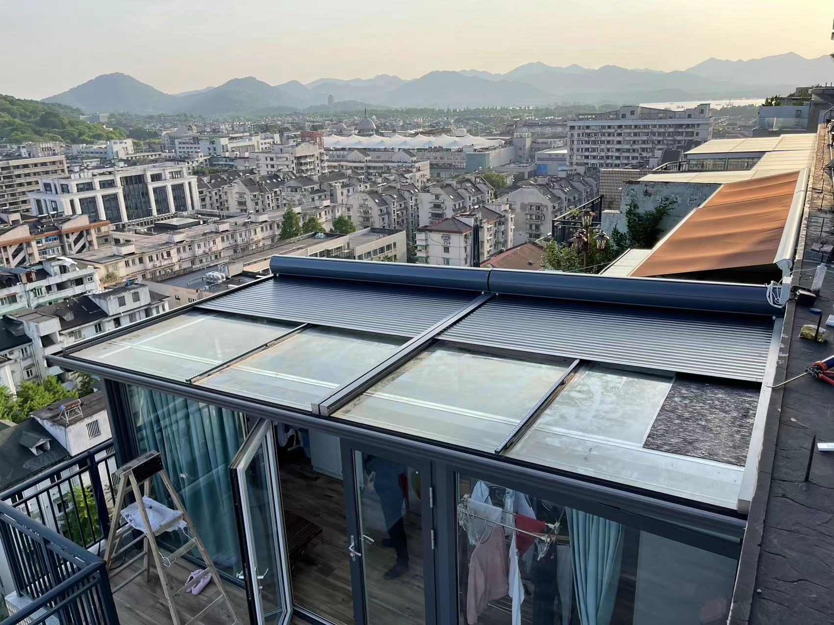 杭州某小區(qū)露臺陽光房電動鋁合金天幕案例3 杭州某小區(qū)露臺陽光房電動鋁合金天幕案例3