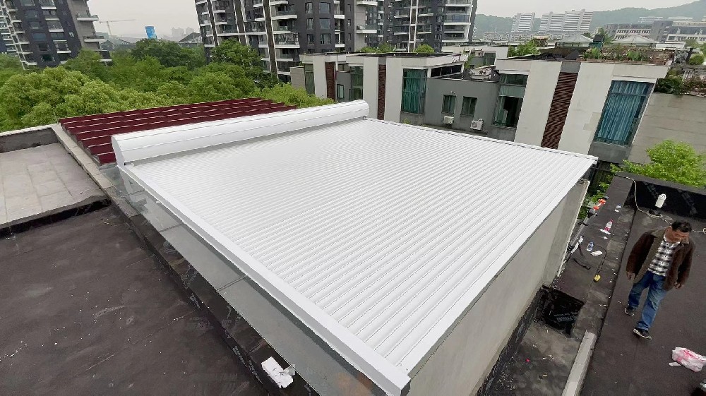 [鋁合金天幕·案例分享] 杭州別墅采光頂遮陽(yáng)-鋁合金天幕+電動(dòng)防風(fēng)卷簾