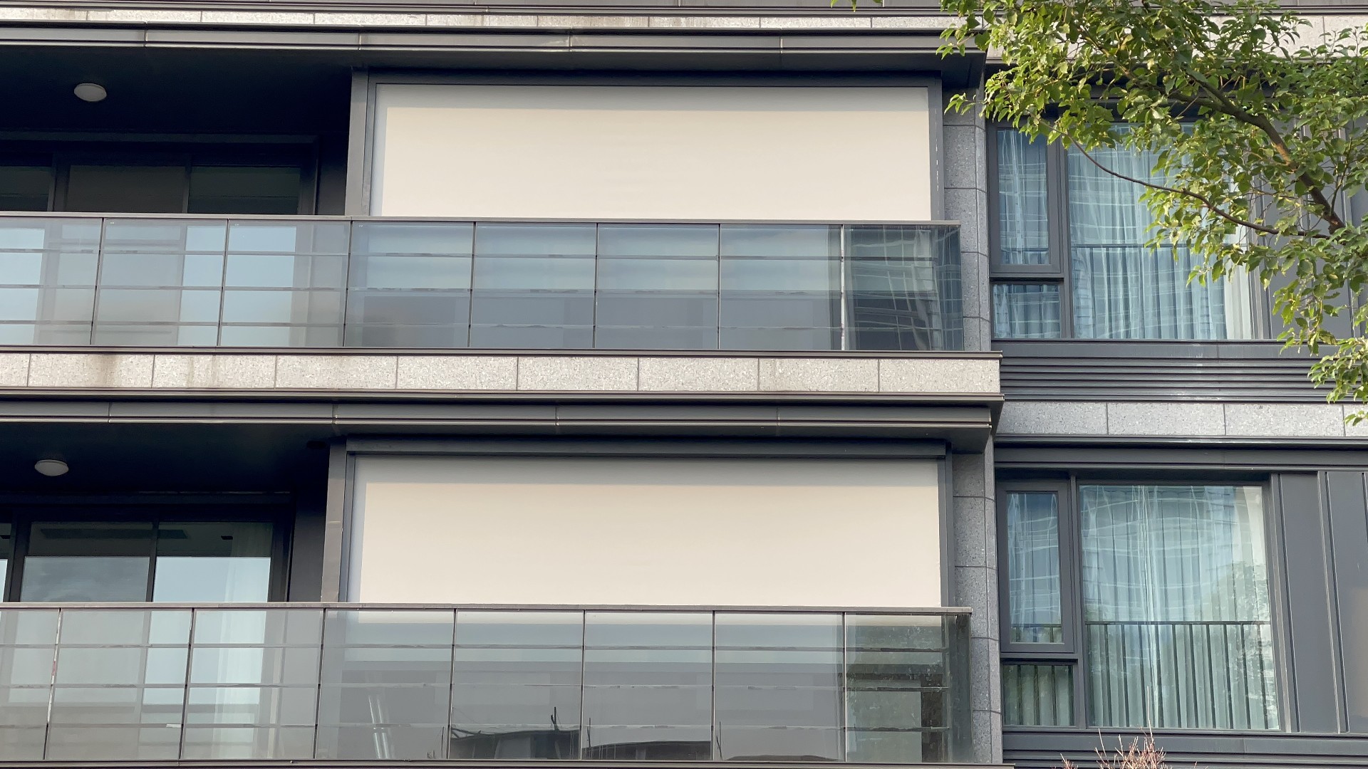 陽臺防風卷簾關閉狀態(tài)（ 面料開孔率5%）