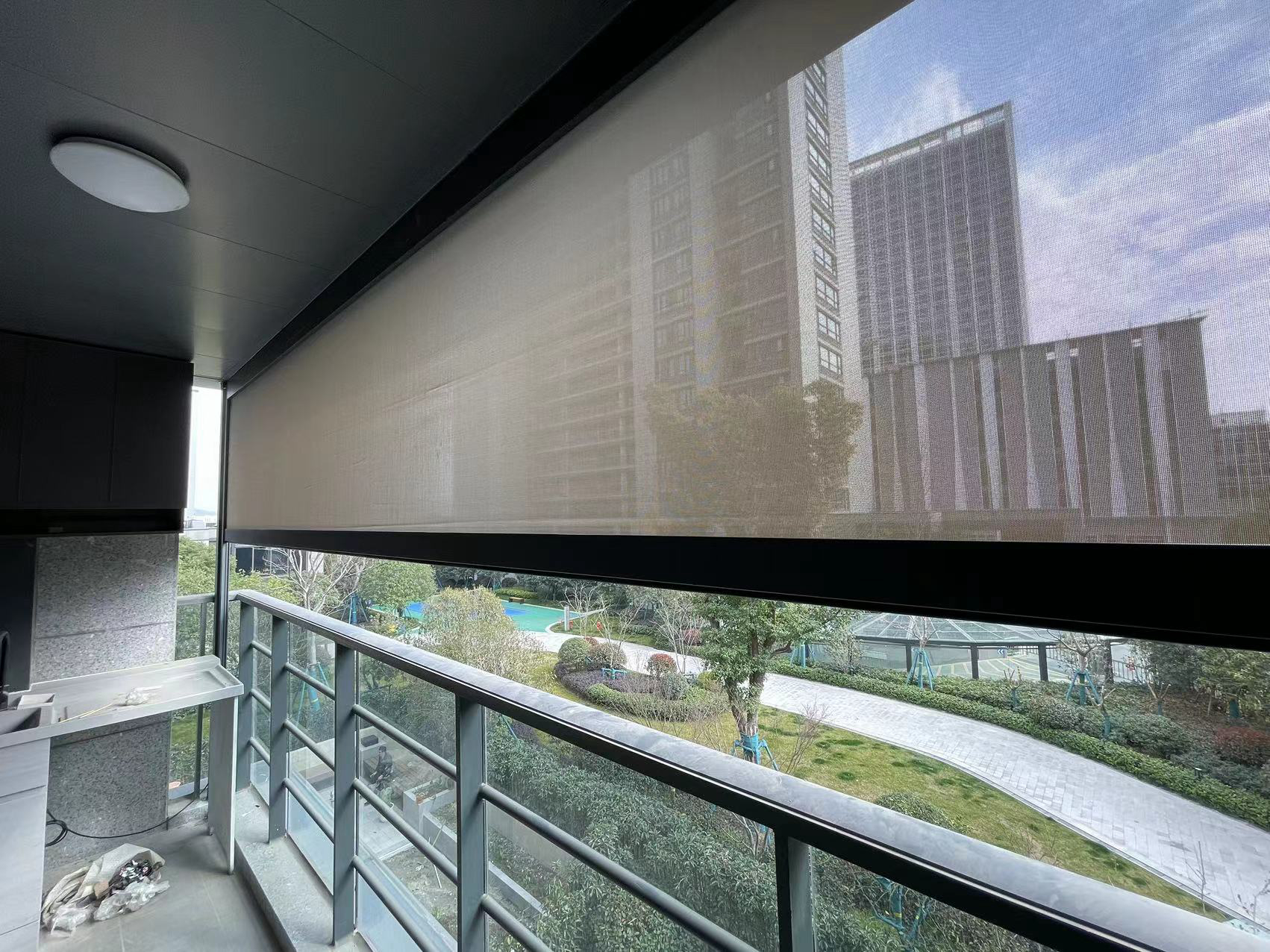 陽臺防風卷簾半開啟狀態(tài)（面料開孔率5%）