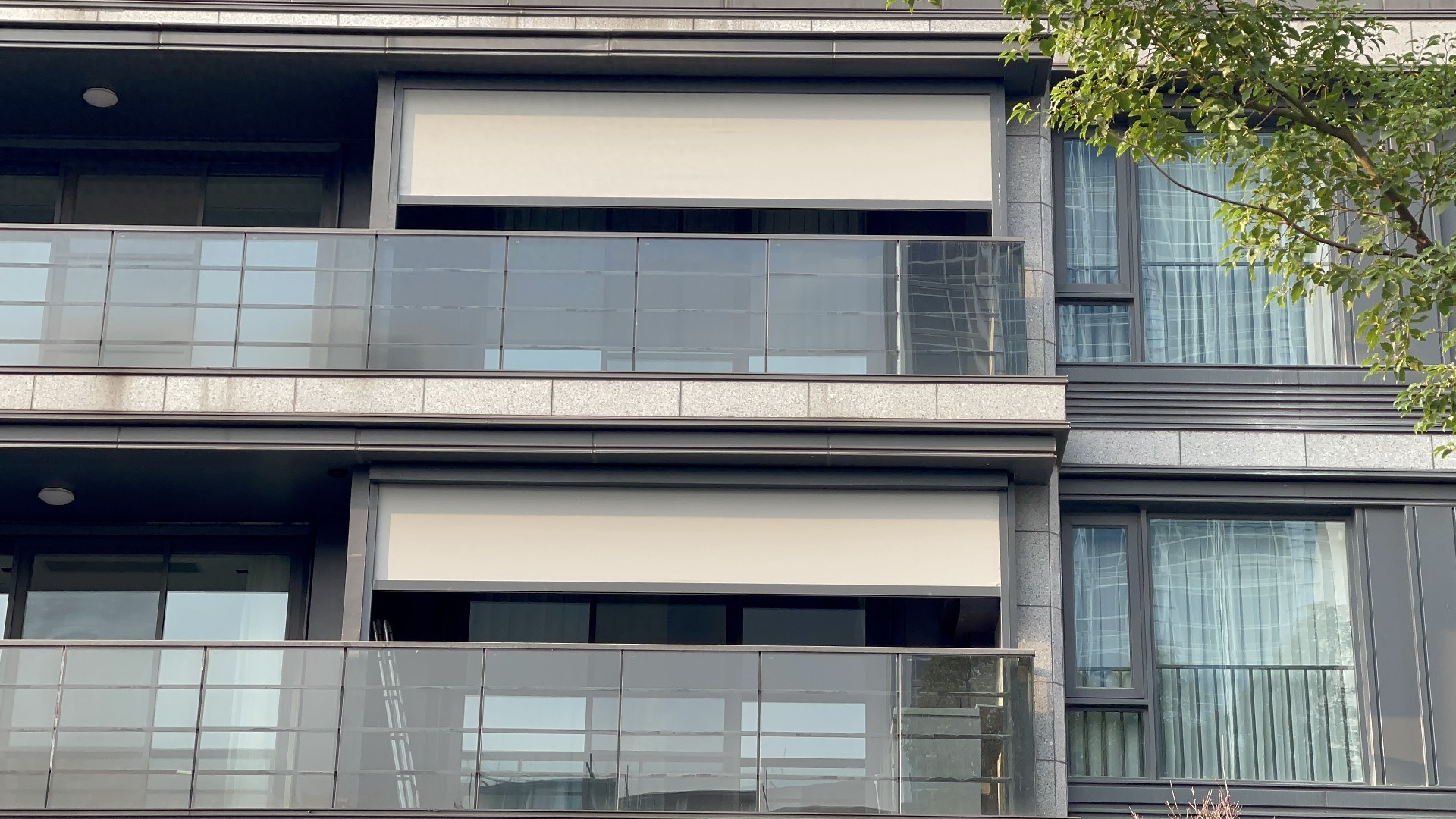 陽(yáng)臺(tái)防風(fēng)卷簾案例圖 陽(yáng)臺(tái)防風(fēng)卷簾案例圖