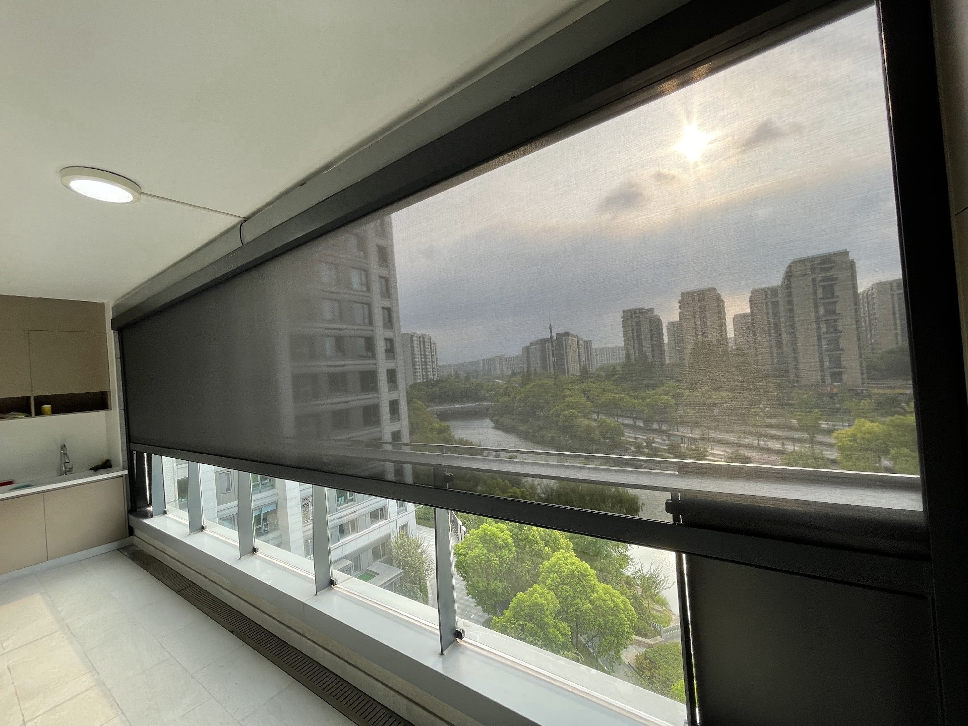 陽(yáng)臺(tái)防風(fēng)卷簾案例圖 陽(yáng)臺(tái)防風(fēng)卷簾案例圖